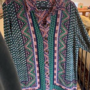 Dress. Geometric design. Shirt-style collar. Long sleeve with buttoned cuffs.